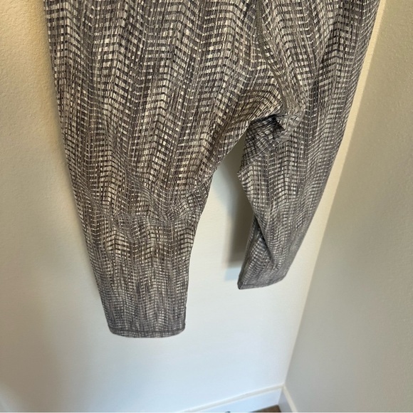Lululemon Wunder Under Crop Leggings Arrow Jacquard Silver Spoon Gray Size 10 - Picture 8 of 10